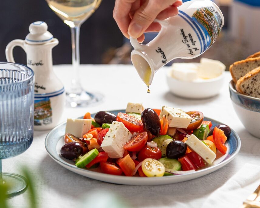 Ensalada griega clásica con tomate, aceitunas, cebolla, pepino y queso feta / Por Galyafanaseva Greek salad